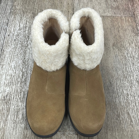 V6 Vionic Magnolia Ruth Suede Boots 